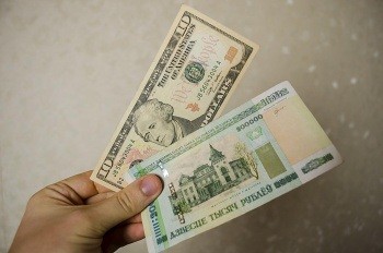 Вклады с привязкой к курсу доллара: гарантия клиенту или банку?